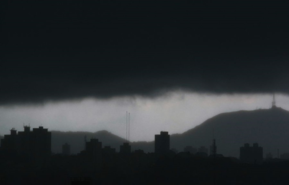 Ir para  <p>O tempo fica inst&aacute;vel no Rio Grande do Sul nesta quarta-feira. O sol aparece pela manh&atilde; e chega a esquentar na maioria das regi&otilde;es, contudo, a chuva come&ccedil;a pelo Oeste e pode ocorrer...